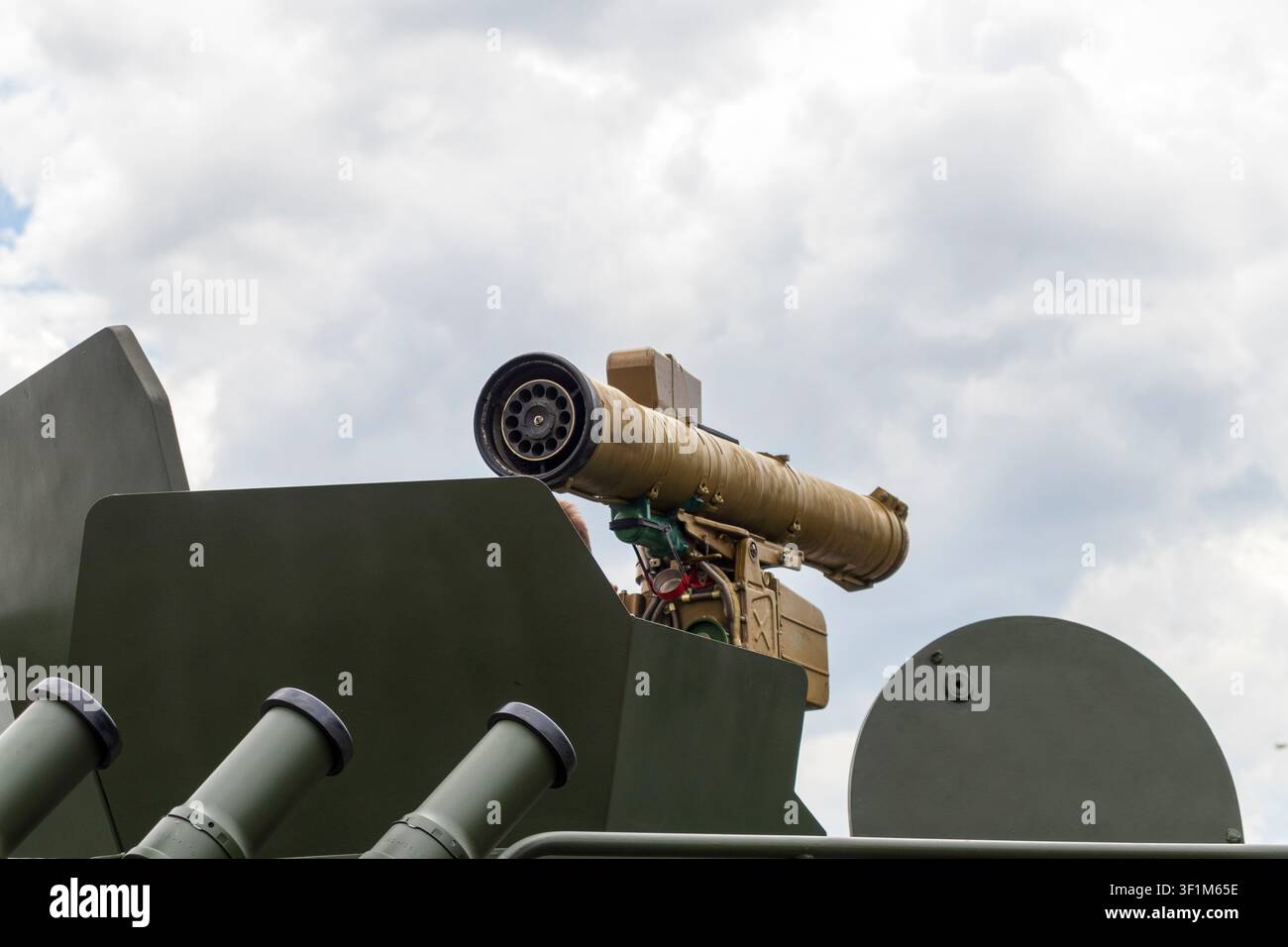 Vue rapprochée d'un lanceur de missile anti-char guidé monté sur un véhicule blindé militaire moderne. Banque D'Images