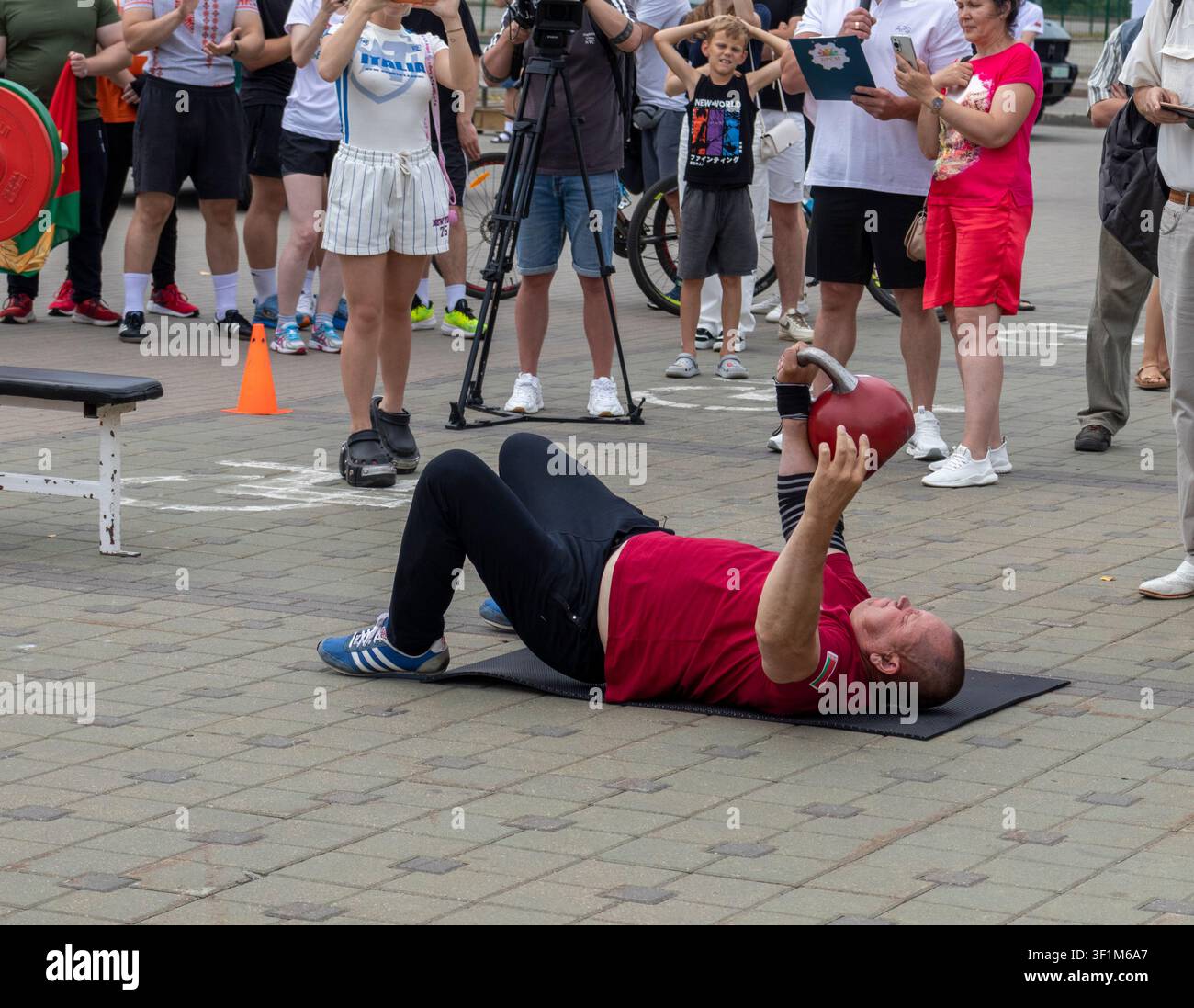 MINSK, BIÉLORUSSIE - 3 JUIN 2026 : Champion de plusieurs records du monde et homme fort biélorusse Vyacheslav Khoroneko effectue une pression au sol avec un kettlebell lors d'un Banque D'Images