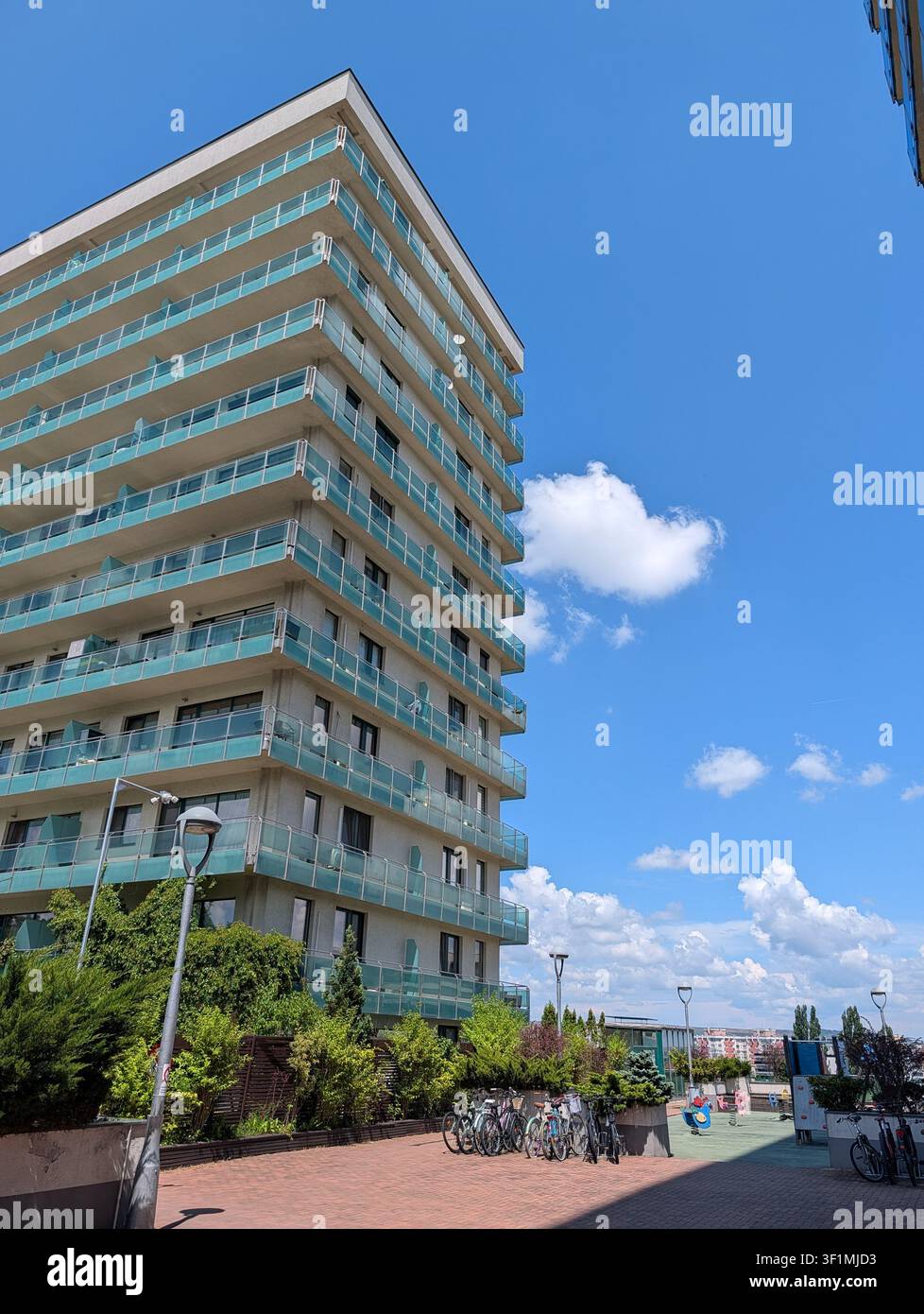 Vue en contre-plongée d'immeubles d'appartements résidentiels modernes avec des balcons en verre bleu sous un ciel d'été clair - Image de stock capturée avec un smartphone