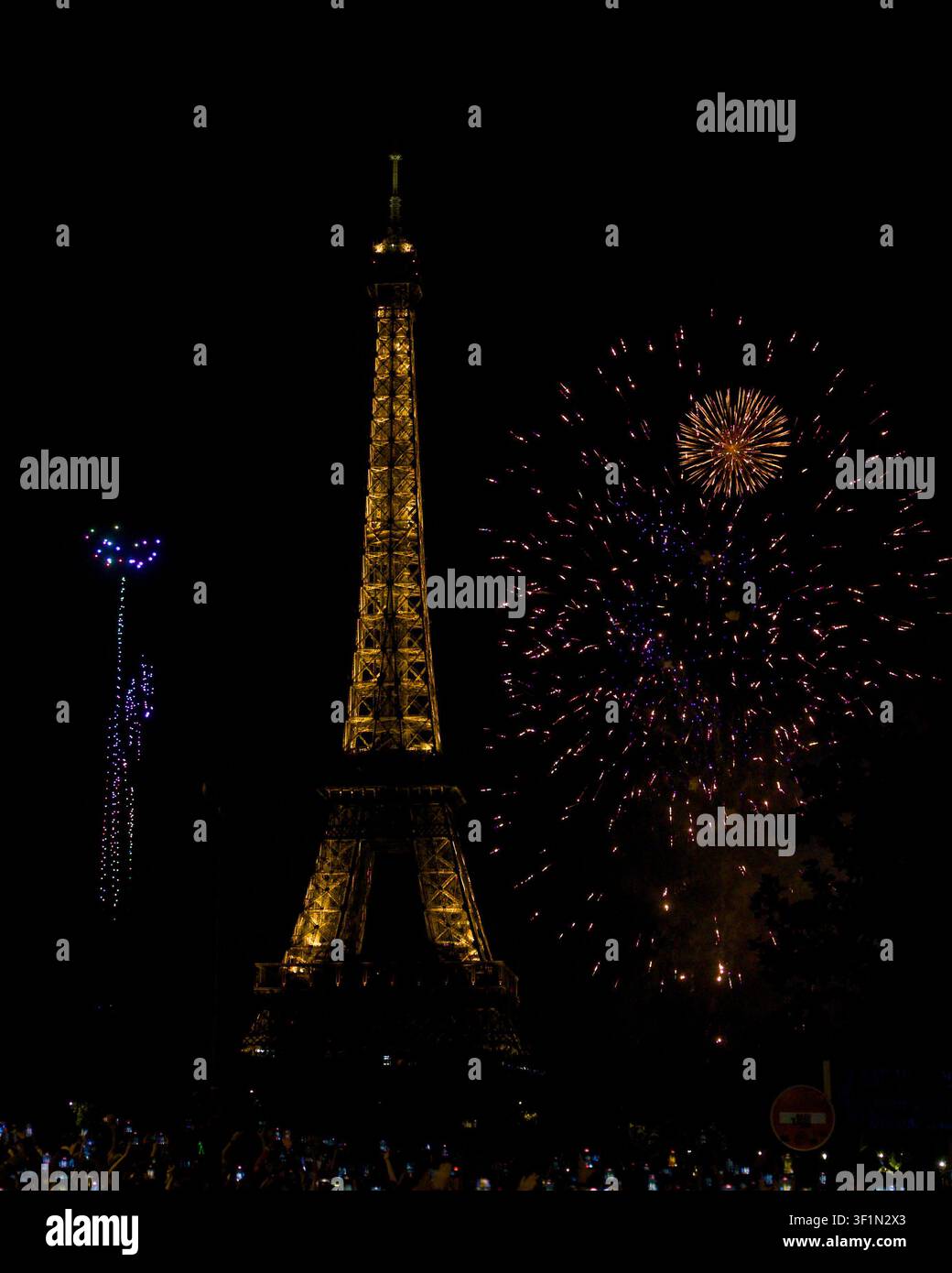 Anneau de feu d'artifice ambré brillant à côté de la Tour Eiffel Paris France 13 juillet 2026 Banque D'Images