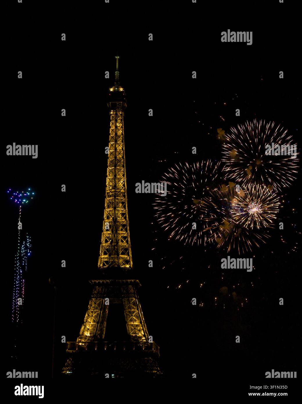 Éclats de feux d'artifice dorés près de la Tour Eiffel Paris France 13 juillet 2026 Banque D'Images
