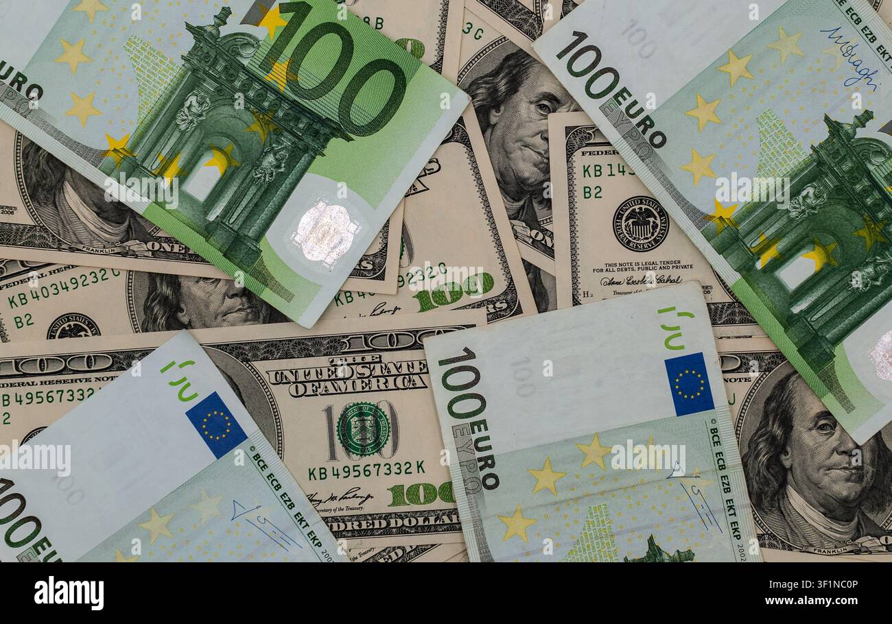 Fond avec des billets de cent euros et de dollars américains éparpillés Banque D'Images