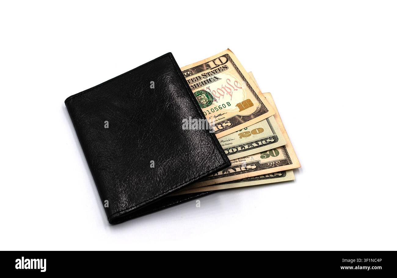 Portefeuille en cuir noir avec billets en dollars américains sur fond blanc Banque D'Images