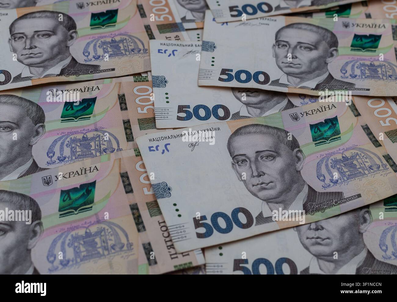 tas de billets de cinq cents hryvnias ukrainiens éparpillés Banque D'Images