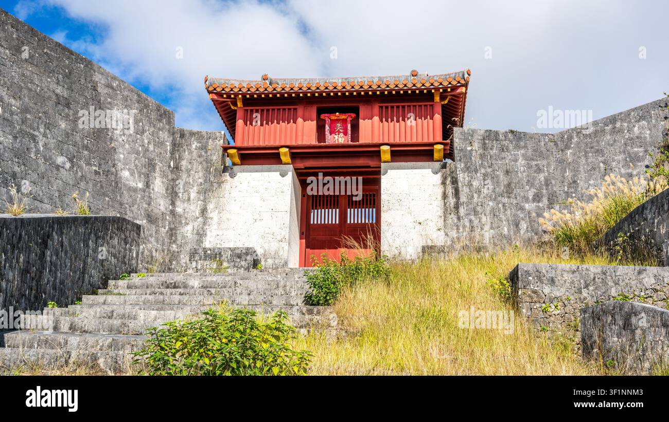 Détails du château de Shuri avec vue sur la porte sud rouge Bifukumon du château de Shurijo à Naha Okinawa, Japon Banque D'Images