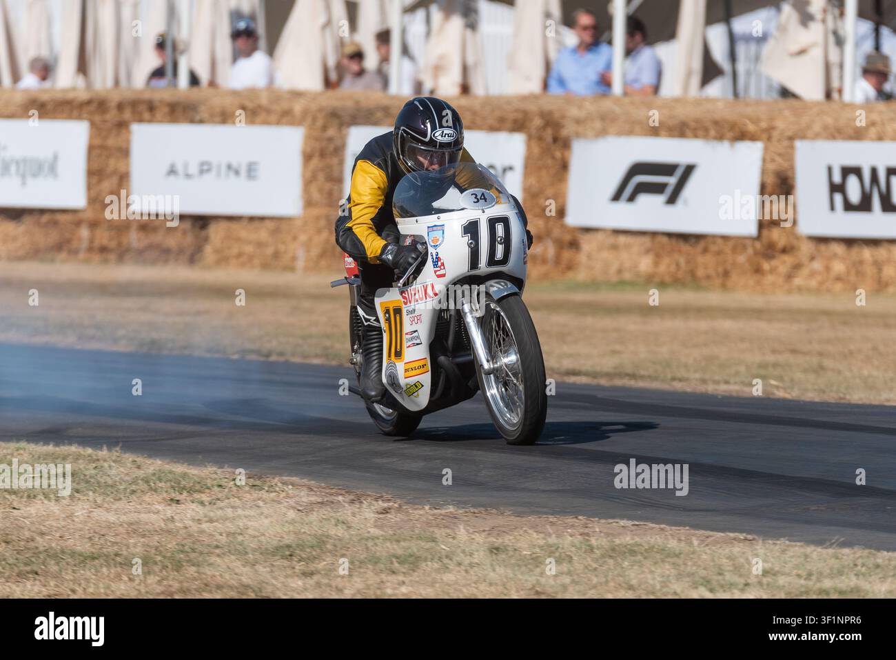 Moto grand prix Seeley-Suzuki TR500 de 1973 en pleine montée sur la piste du Festival of Speed de Goodwood en 2026. Banque D'Images