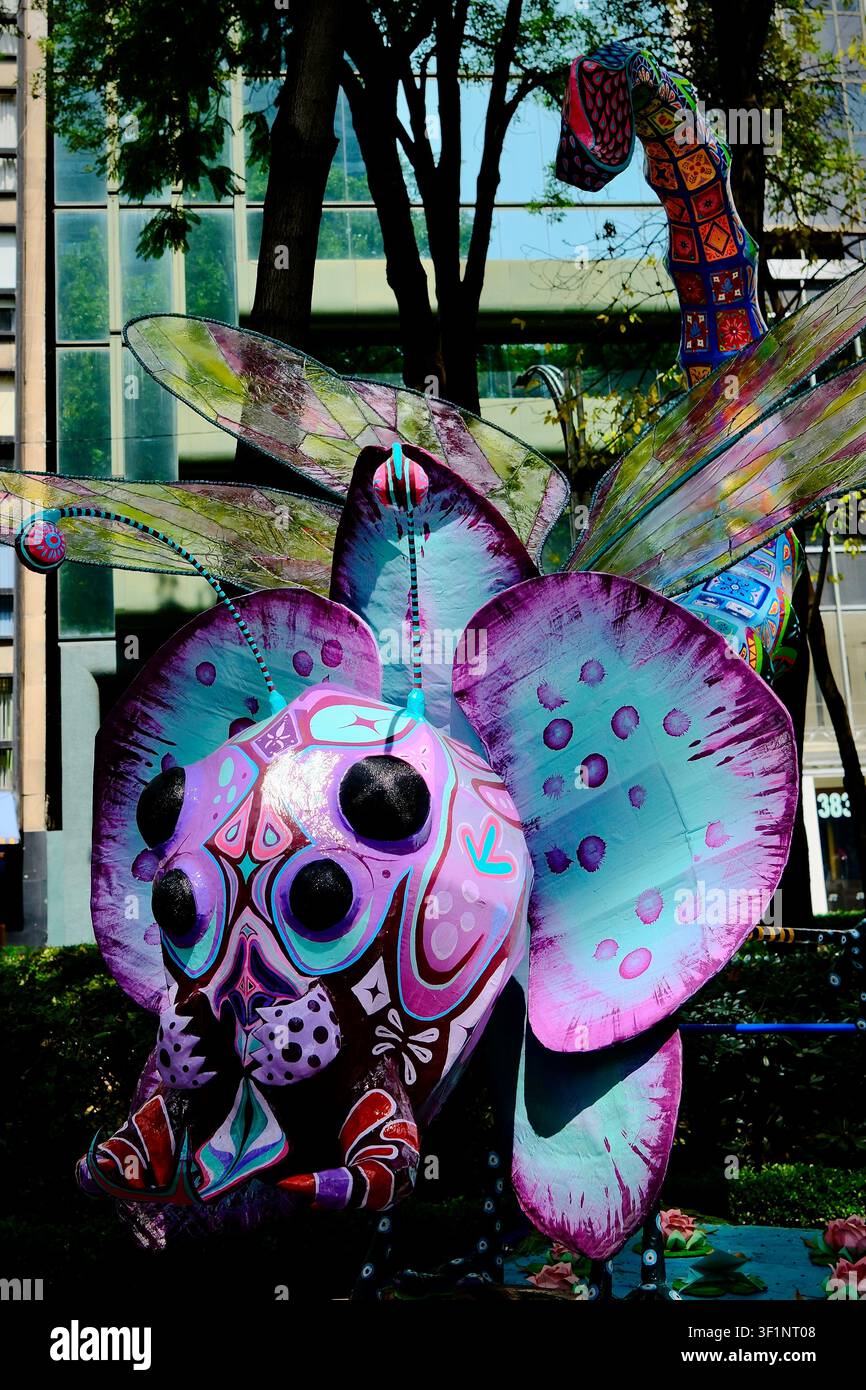 Ciudad de Mexico, CDMX, Mexique – 20 octobre 2025 : Alebrije de libellule bleue et violette Banque D'Images