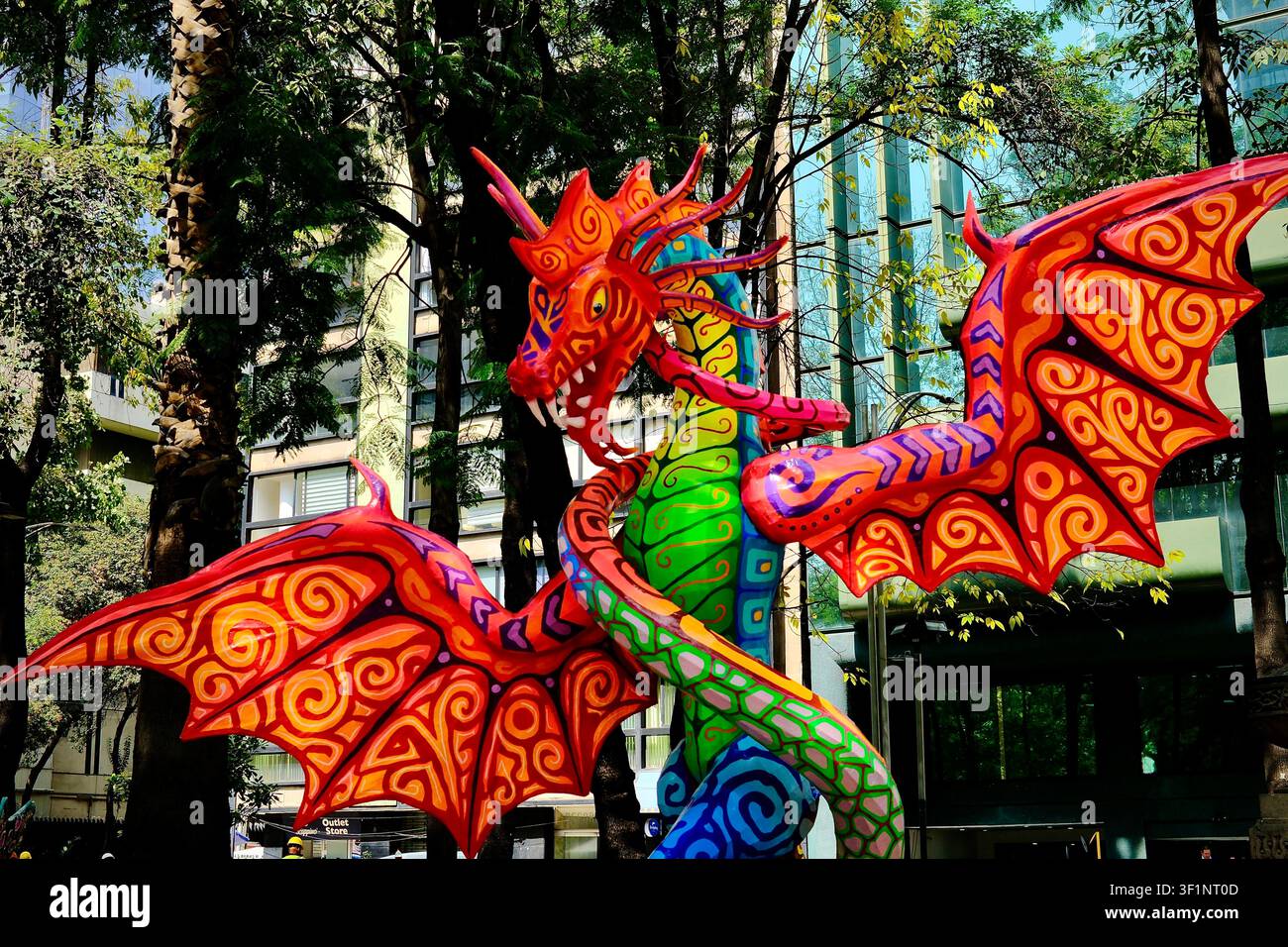 Mexico City, CDMX, Mexique – 20 octobre 2025 : Dragon arc-en-ciel Alebrije avec des ailes orange Banque D'Images