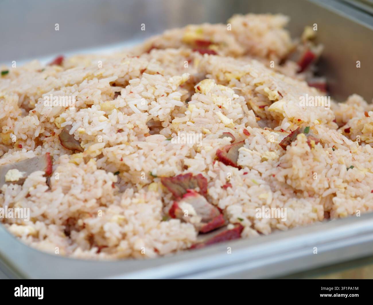 Riz assaisonné avec des morceaux de viande préparé dans un plateau de traiteur pour un buffet Banque D'Images