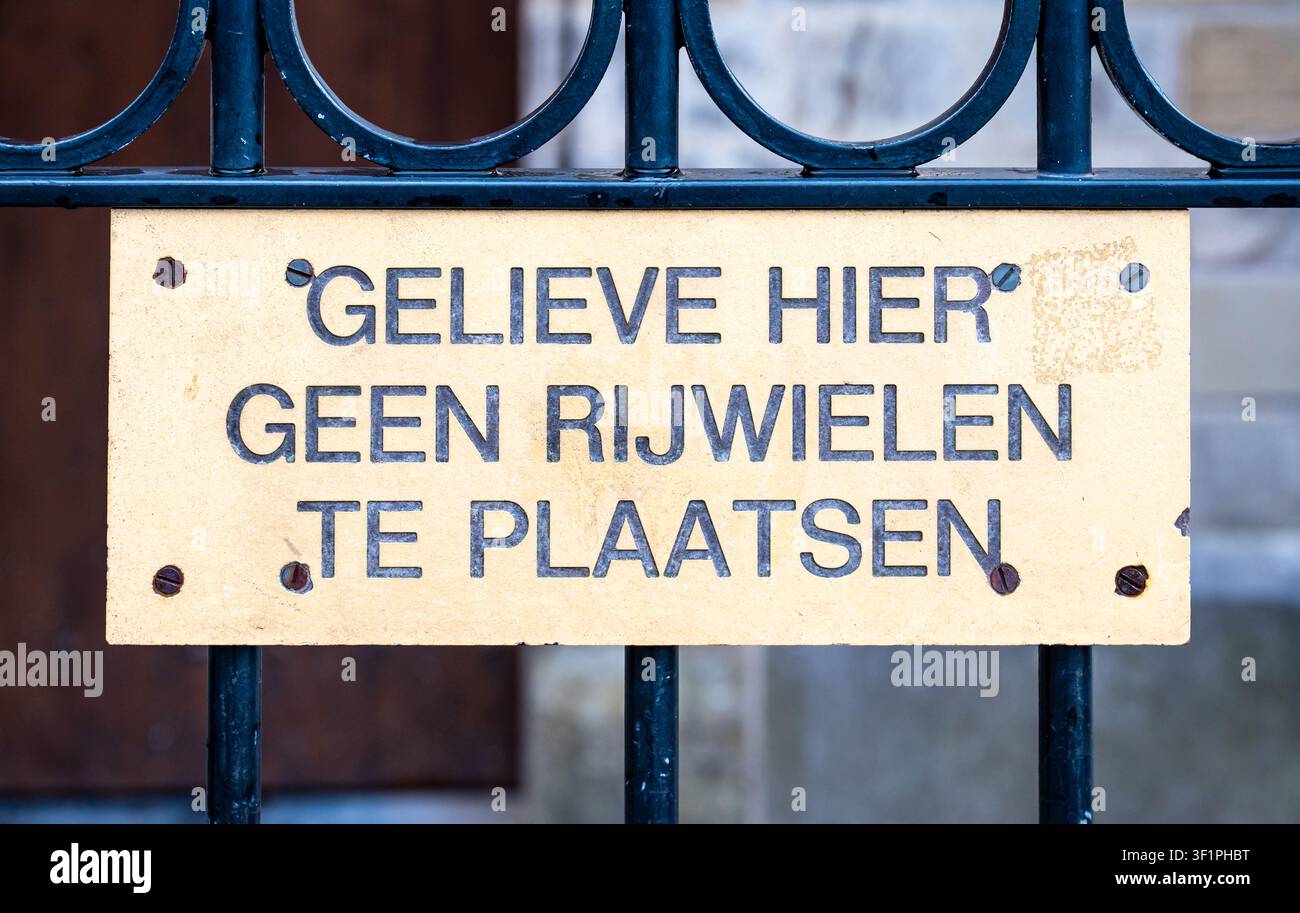 Un panneau indiquant « Veuillez ne pas garer de vélos ici » attaché à une porte dans le centre historique de 's-Hertogenbosch, illustrant l'importance de la cycline Banque D'Images