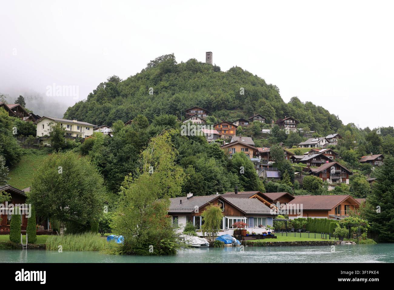 Chalets sur les rives du lac de Brienz en Suisse Banque D'Images
