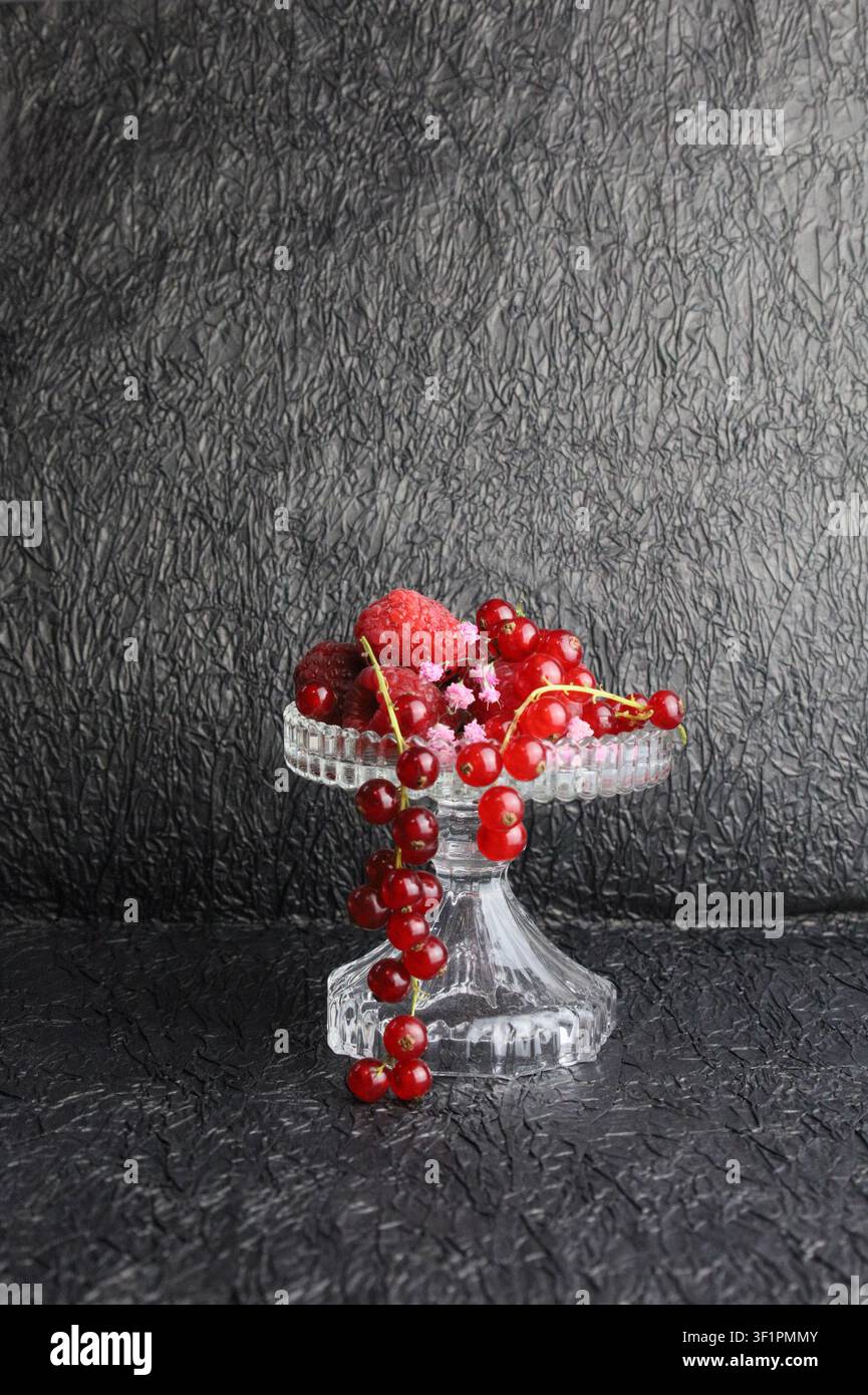 Mûres, framboises et autres baies dans un beau bol en verre Banque D'Images