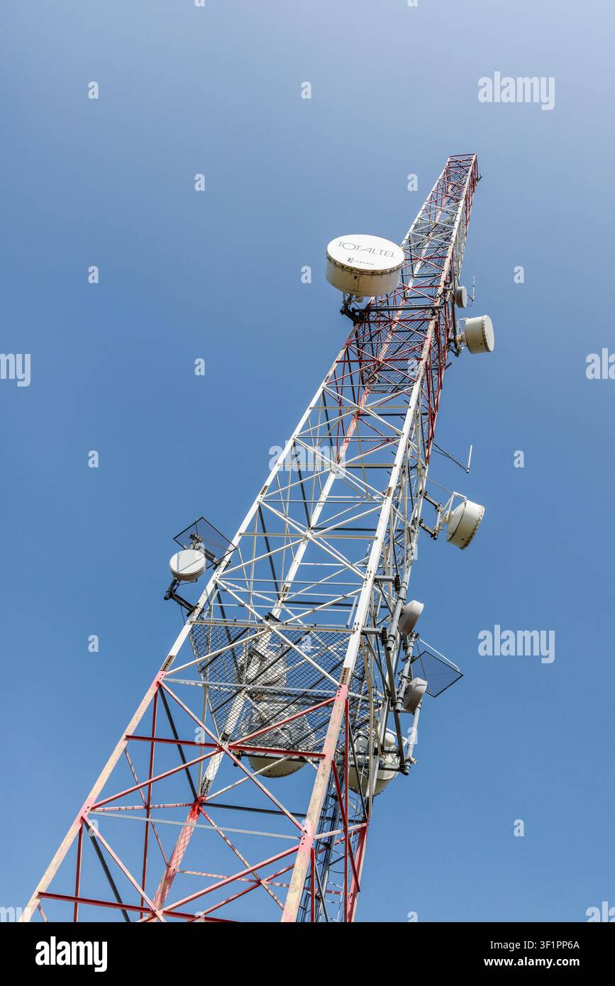 Antenne de télécommunication Totaltel pour la transmission par micro-ondes au belvédère Károly Guckler, Hármashatár-hegy (collines de Buda), Budapest, Hongrie Banque D'Images
