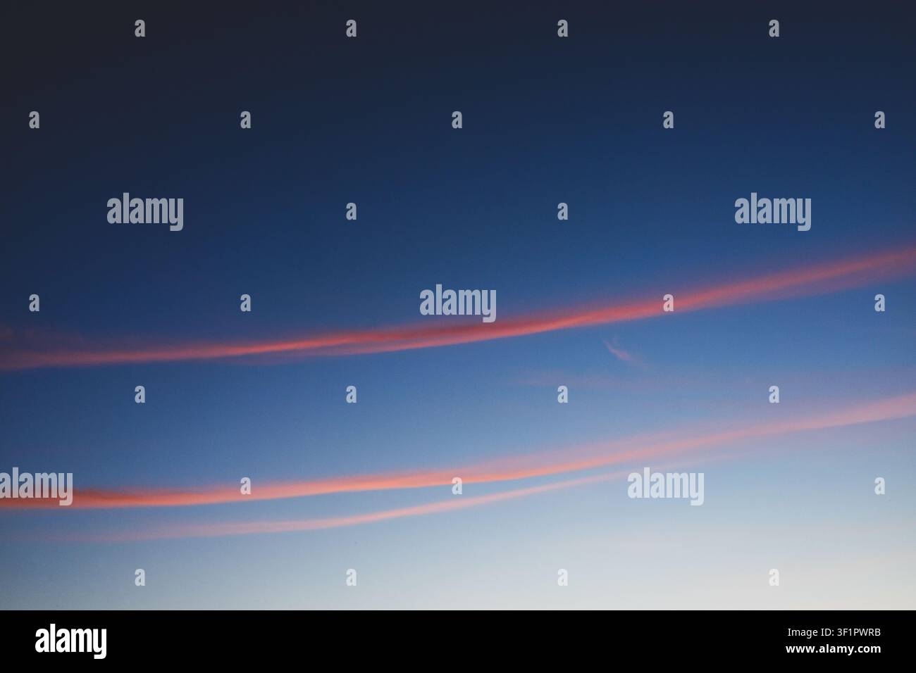 Ciel bleu avec des rayures roses au coucher du soleil Banque D'Images