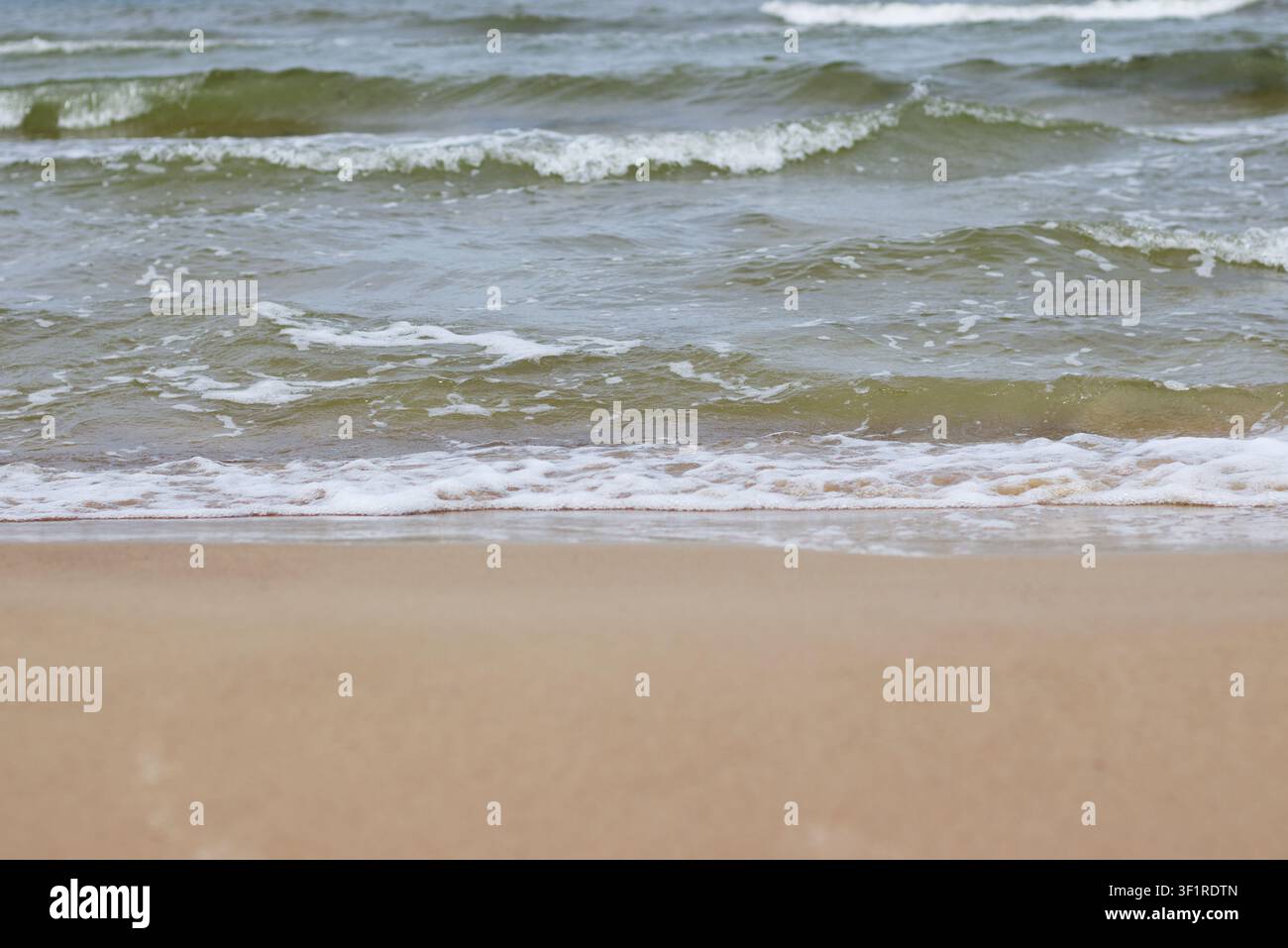 Vagues de la mer Baltique sur une plage de sable Banque D'Images