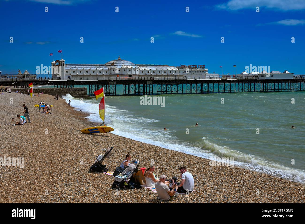 La jetée du Palais et Brighton Beach, East Sussex, Angleterre Banque D'Images