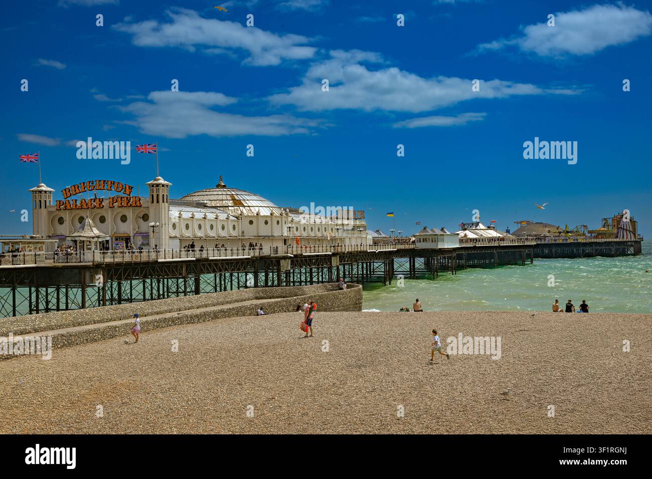 La jetée du Palais et Brighton Beach, East Sussex, Angleterre Banque D'Images