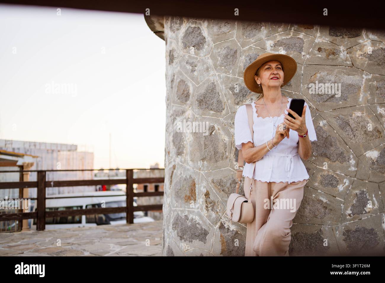 Touriste âgée utilisant un téléphone Banque D'Images
