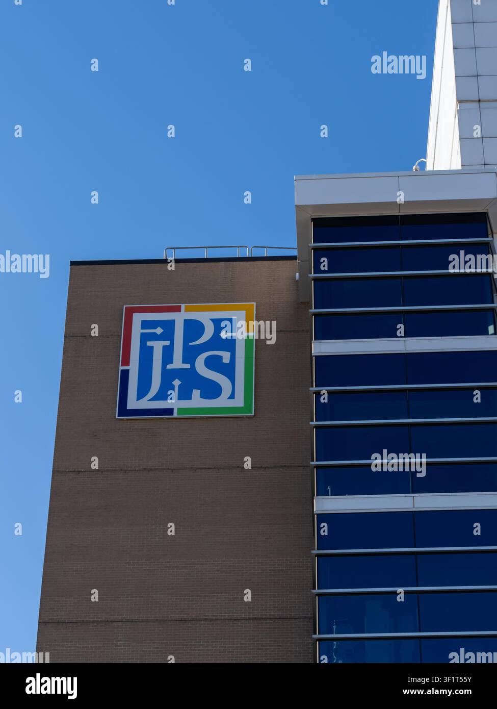 Logo du réseau de santé JPS sur le bâtiment du John Peter Smith (JPS) Hospital à Fort Worth, Texas, États-Unis. Banque D'Images