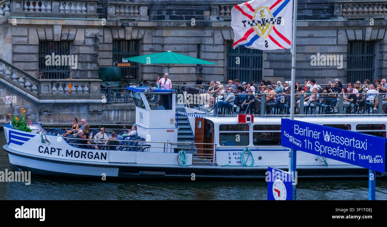Les touristes profitent d'une croisière touristique sur la rivière Spree à bord du bateau d'excursion « Capt. Morgan », Berlin, Allemagne. Bateau de tourisme, tourisme. Banque D'Images