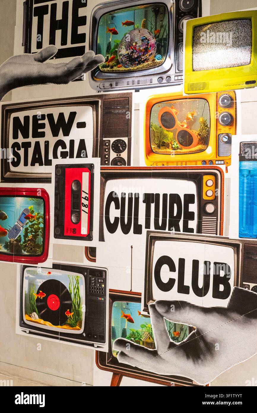 12 juillet 2026, Bangkok, Thaïlande : Une vue d'une affiche de collage rétro intitulée « The Newstalgia and Culture Club », présentant divers articles vintage, au 1981 Soul & Sold, au The Mall Ramkhamhaeng, à Bangkok. 1981 Soul & Sold, un centre de culture vintage et de mode de vie, a officiellement ouvert ses portes le 2 juillet 2026 dans le quartier de Ramkhamhaeng à Bangkok. Remplaçant l'ancien The Mall Ramkhamhaeng, ce nouveau lieu opère sous le concept « Newstalgia » du groupe The Mall, offrant un espace soigneusement sélectionné pour la mode rétro, les objets de collection, les antiquités, la nourriture, la musique live et l'expression créative. (Crédit image : © Nathalie Jam Banque D'Images