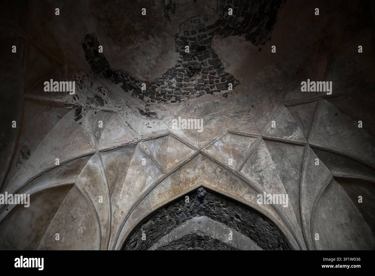 Plafond de dôme historique endommagé avec maçonnerie en pierre apparente à l'intérieur des anciens forts médiévaux Banque D'Images