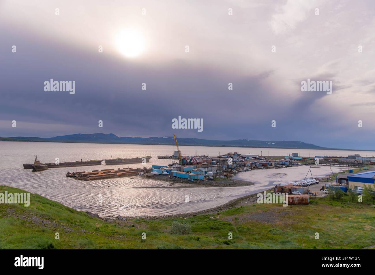 Côte de la mer de Béring avec infrastructure portuaire sur la côte d'Anadyr, Russie. Banque D'Images