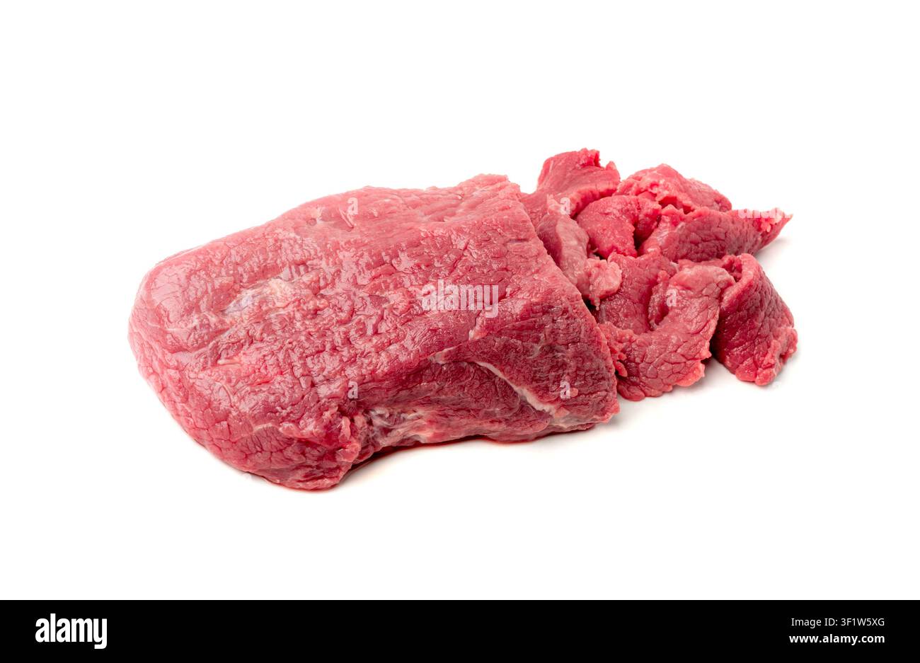 Tranches fines de bœuf cru, lanières de bœuf isolées, bœuf frais préparé pour la cuisson, tranches de steak dans l'assiette, filet de bœuf cru, ingrédient culinaire cru, kit Banque D'Images