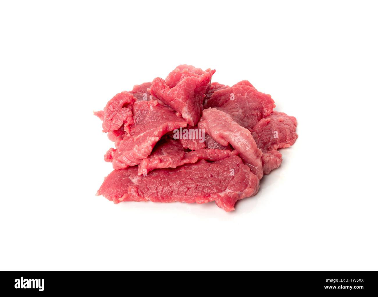 Tranches fines de bœuf cru, lanières de bœuf isolées, bœuf frais préparé pour la cuisson, tranches de steak dans l'assiette, filet de bœuf cru, ingrédient culinaire cru, kit Banque D'Images