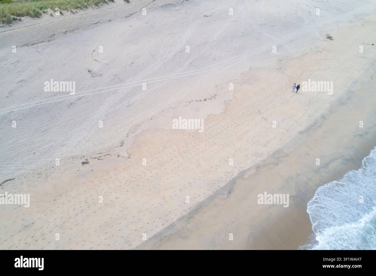 Fond de drone aérien d'une plage de sable blanc paisible, parfaite pour une promenade romantique Banque D'Images