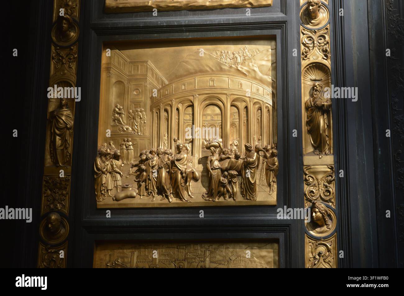 Panneau de relief en bronze doré des Portes du Paradis par Lorenzo Ghiberti au Baptême de San Giovanni à Florence, Italie. Banque D'Images