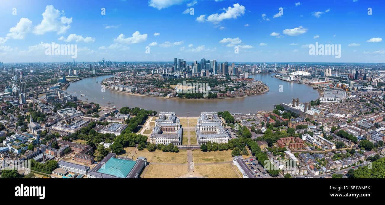Vue aérienne panoramique d'un jour d'été depuis Greenwich vers l'Isle of Dogs avec le quartier financier de Canary Wharf et la ligne d'horizon de la ville de Londres, Royaume-Uni Banque D'Images