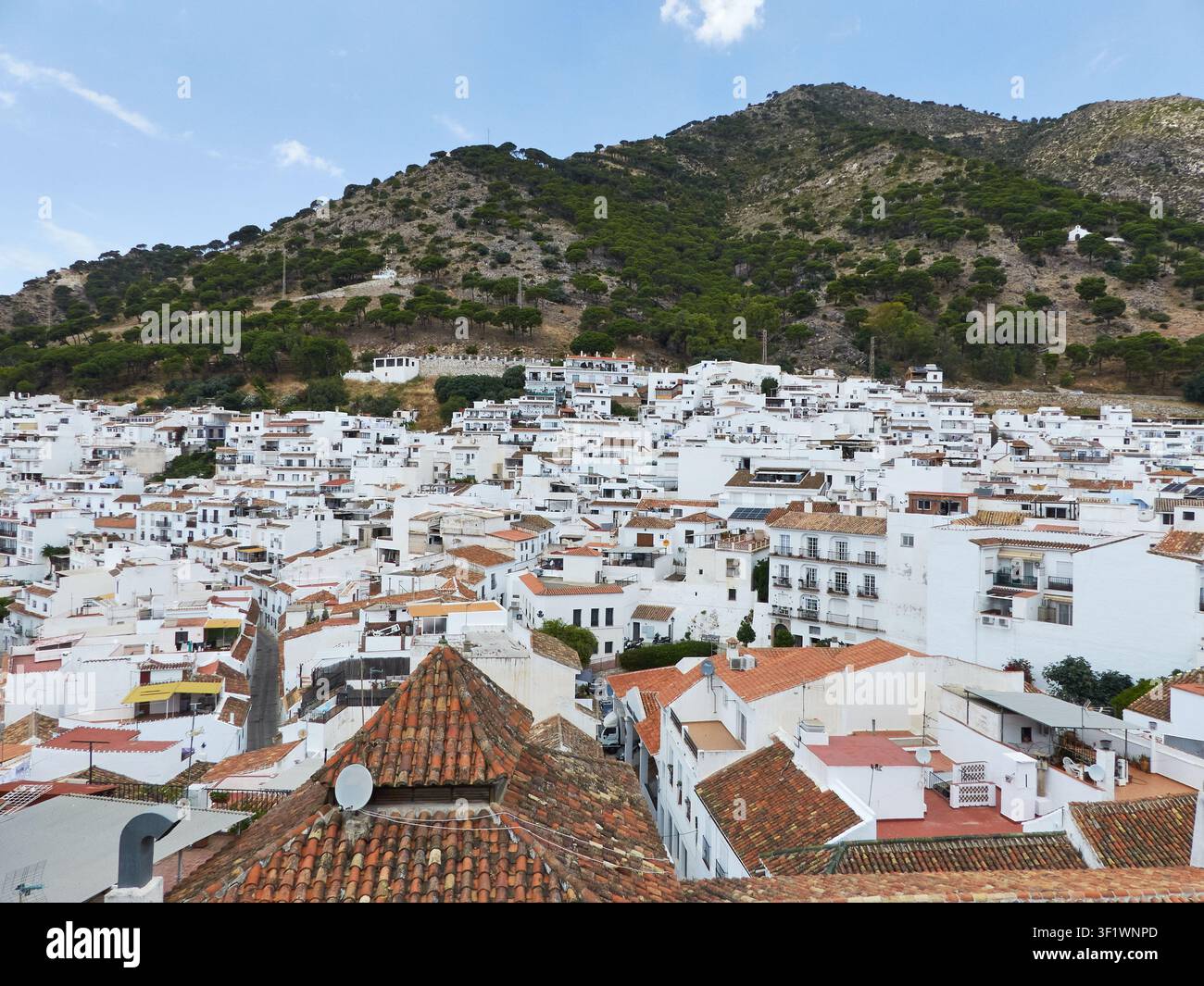 Vue panoramique du village blanc de Mijas Pueblo niché au pied de la Sierra de Mijas, Andalousie, Espagne. Banque D'Images