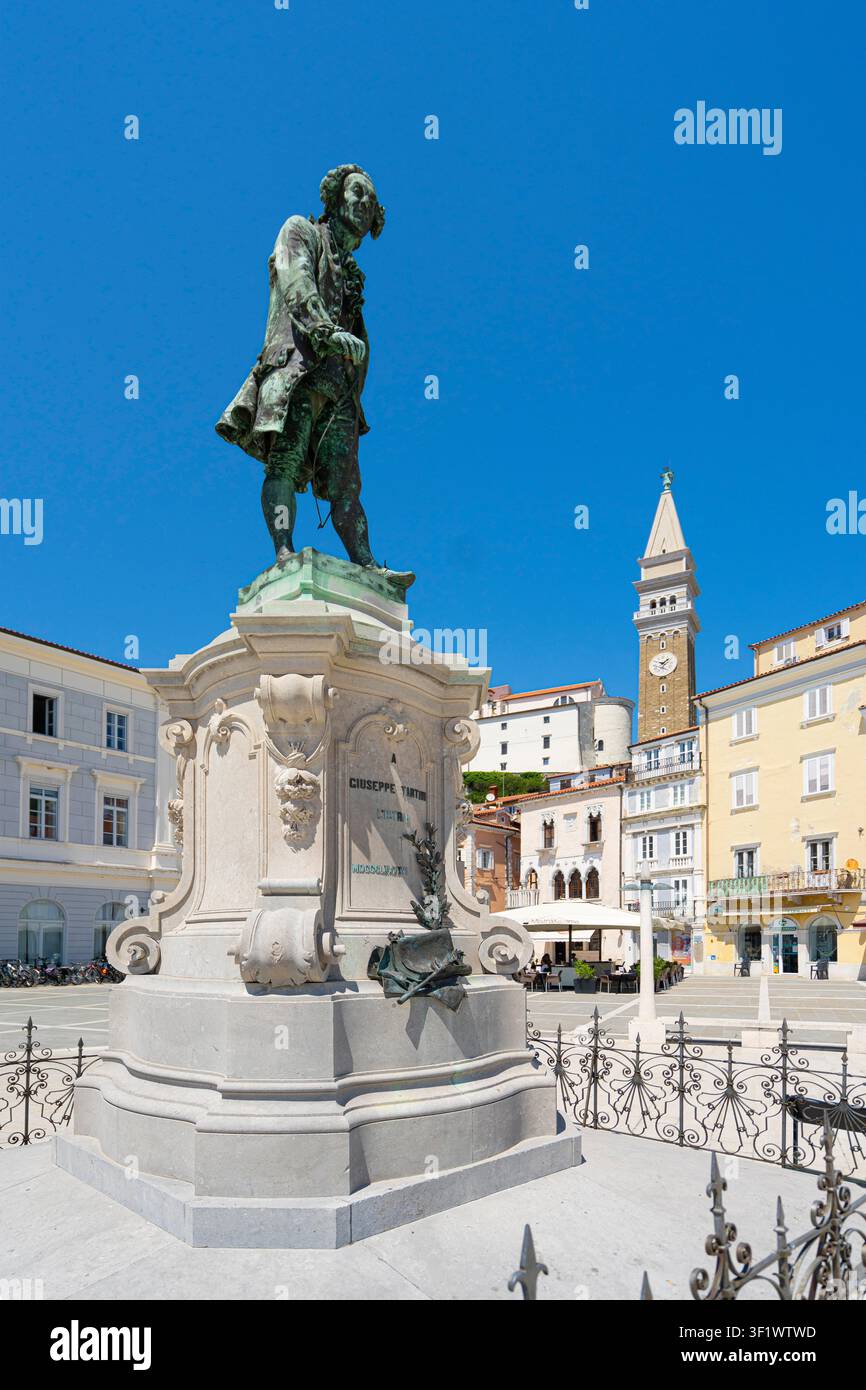 Piran, Slovénie. 26 mai 2026. La statue de Giuseppe Tartini dans le centre-ville Banque D'Images
