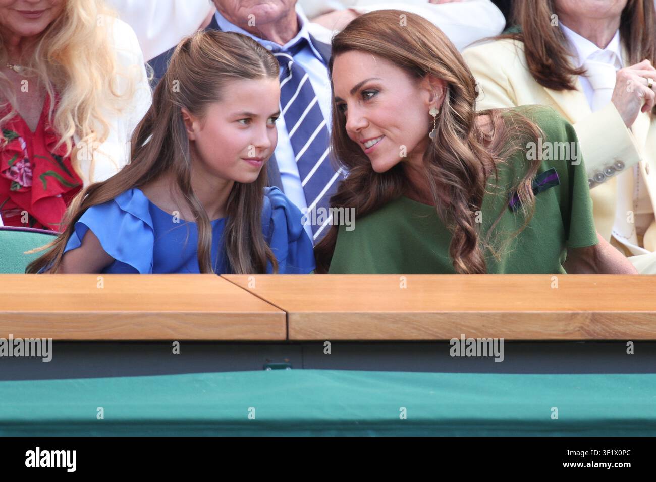 Catherine Princesse de Galles parlant à sa fille Charlotte dans le Royal Box pendant la finale simple masculine des Championnats de Wimbledon de 2026, Wi Banque D'Images