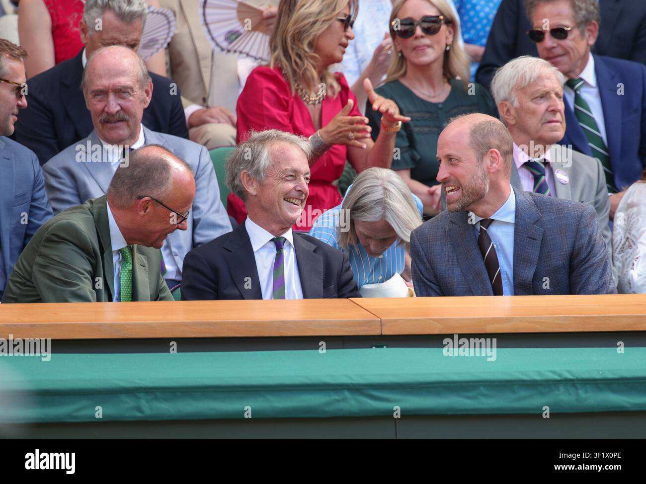 Le chancelier allemand Friedrich Merz, Mark Precious et le prince Williamn assis dans le Royal Box pendant la finale simple messieurs du Wimbledon Cha 2026 Banque D'Images