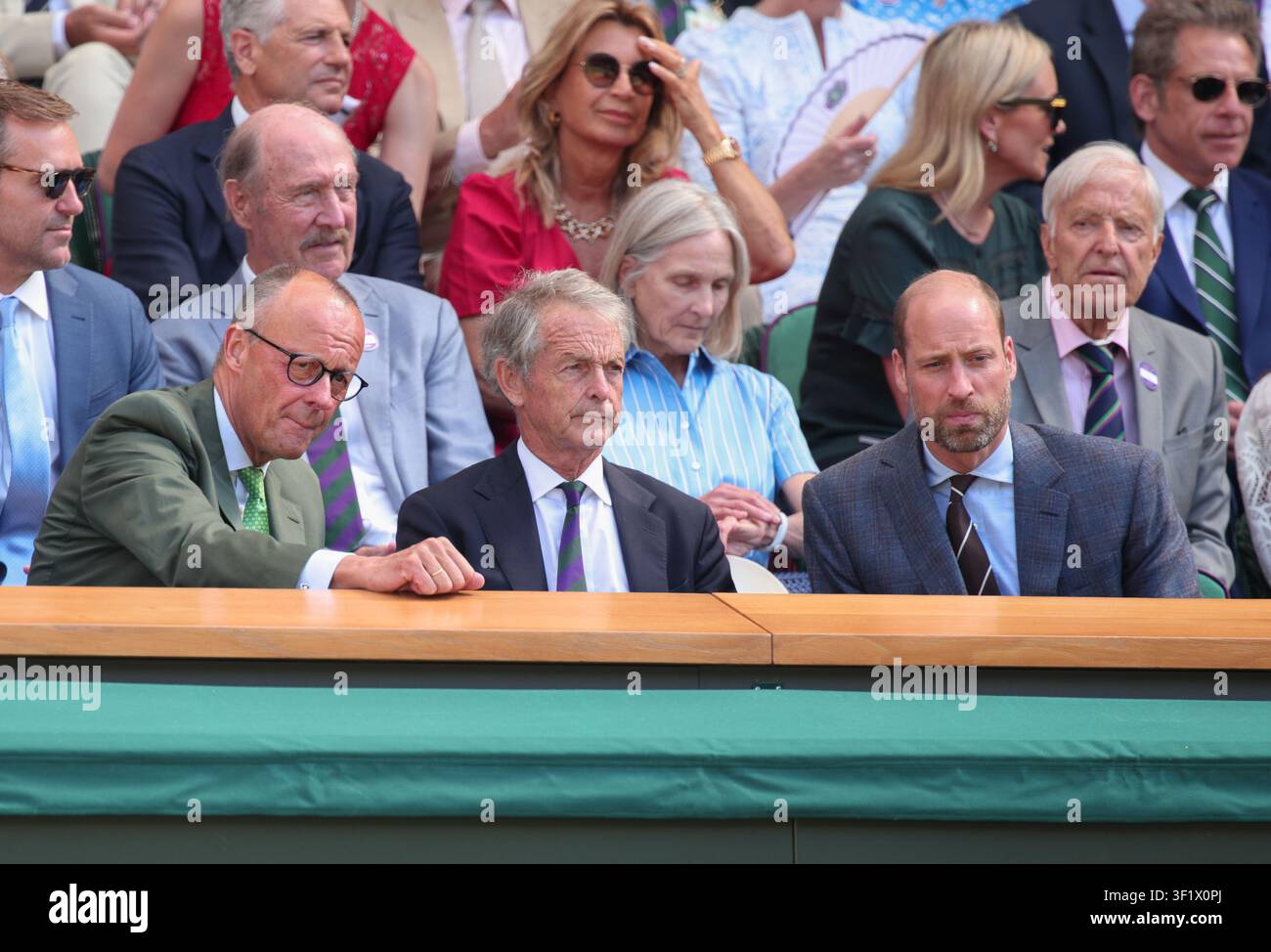 Le chancelier allemand Friedrich Merz, Mark Precious et le prince Williamn assis dans le Royal Box pendant la finale simple messieurs du Wimbledon Cha 2026 Banque D'Images