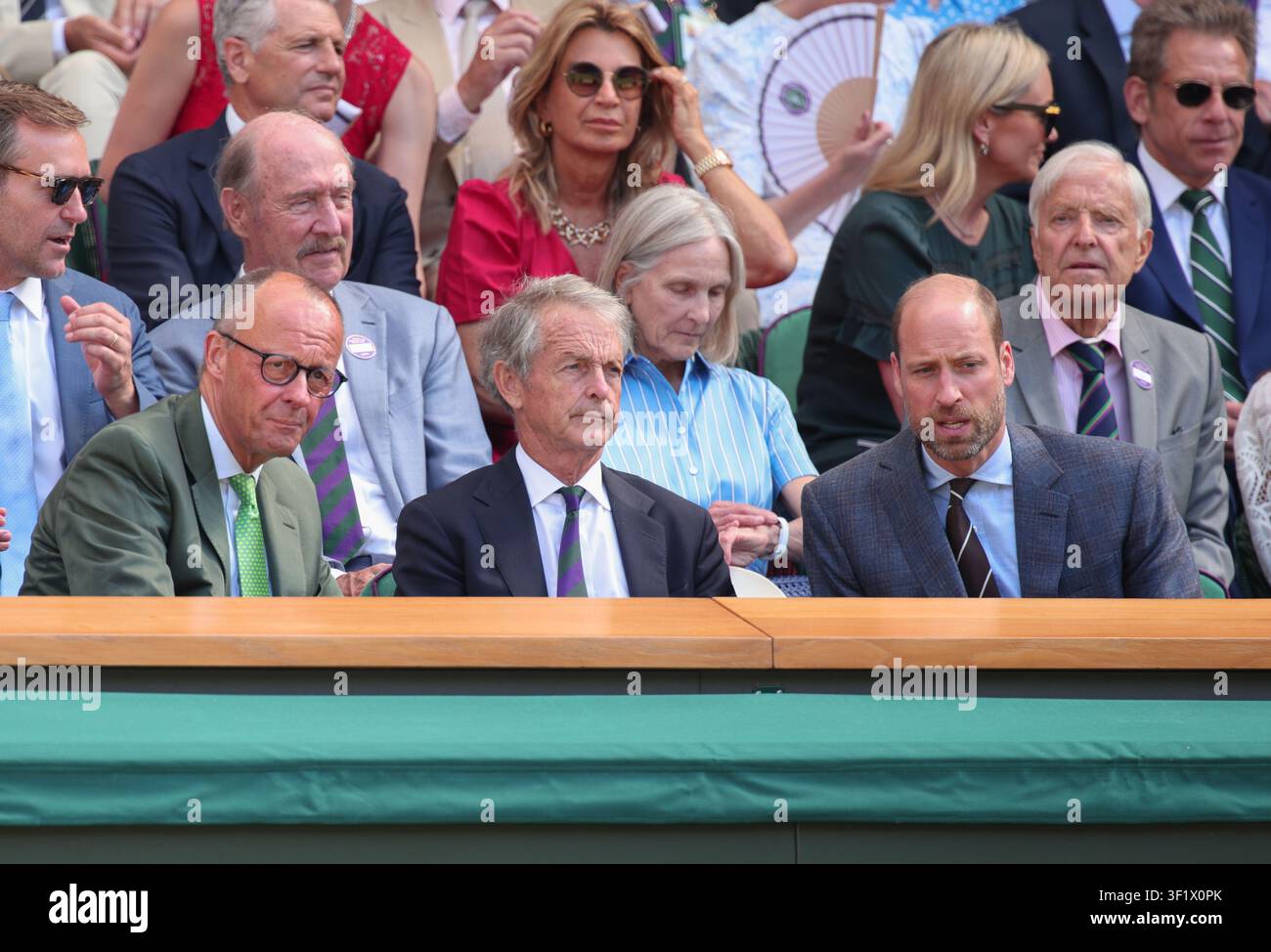 Le chancelier allemand Friedrich Merz, Mark Precious et le prince Williamn assis dans le Royal Box pendant la finale simple messieurs du Wimbledon Cha 2026 Banque D'Images