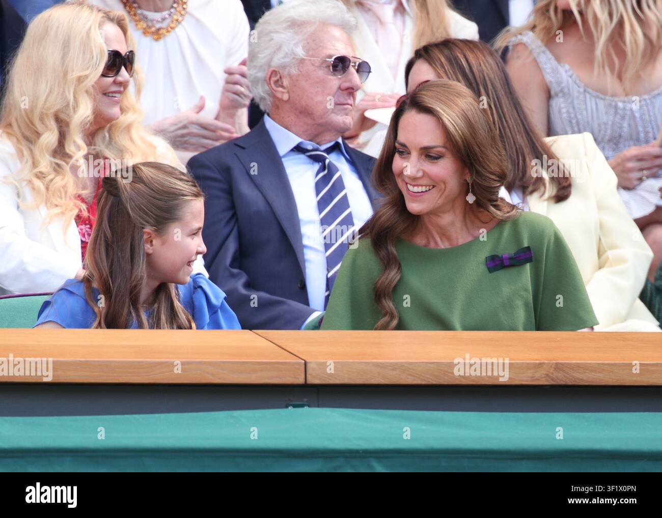 Catherine Princesse de Galles parlant à sa fille Charlotte dans le Royal Box pendant la finale simple masculine des Championnats de Wimbledon de 2026, Wi Banque D'Images