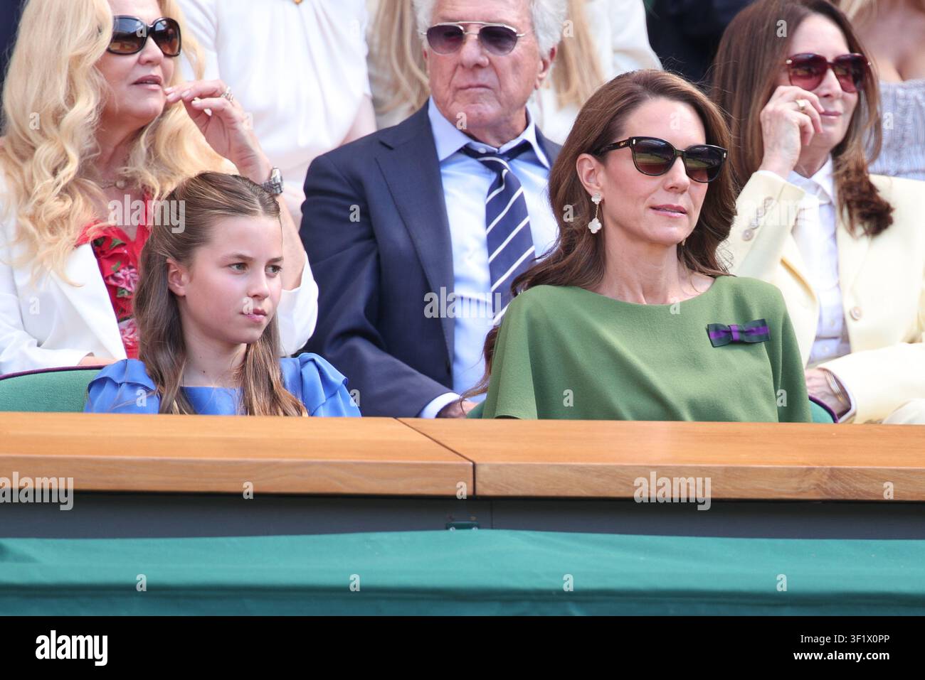 Catherine princesse de Galles et sa fille Charlotte assises dans le Royal Box lors de la finale simple messieurs des Championnats de Wimbledon 2026, W Banque D'Images