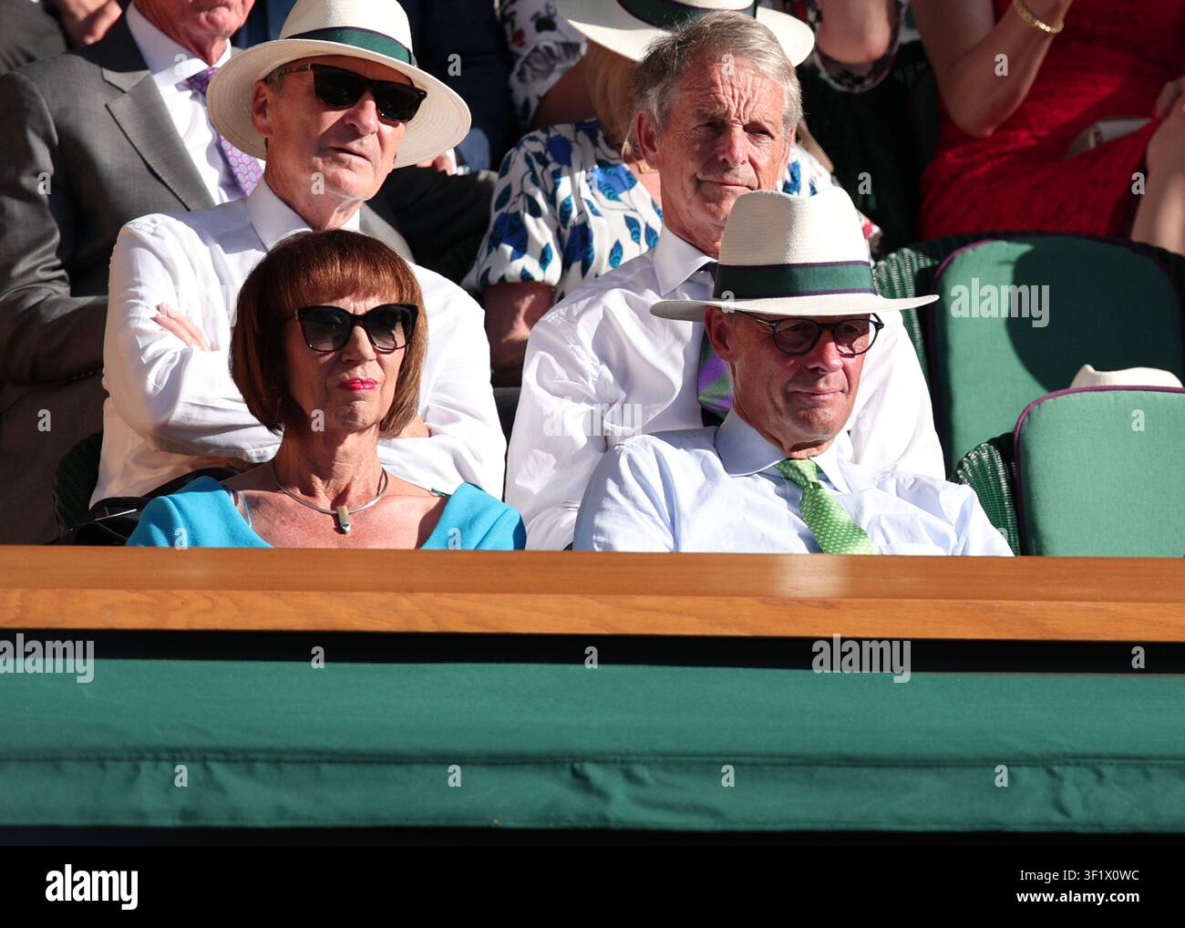 Le chancelier fédéral allemand Friedrich Merz et son épouse Charlotte assis dans le Royal Box pendant la finale simple messieurs des Championnats de Wimbledon de 2026, Banque D'Images