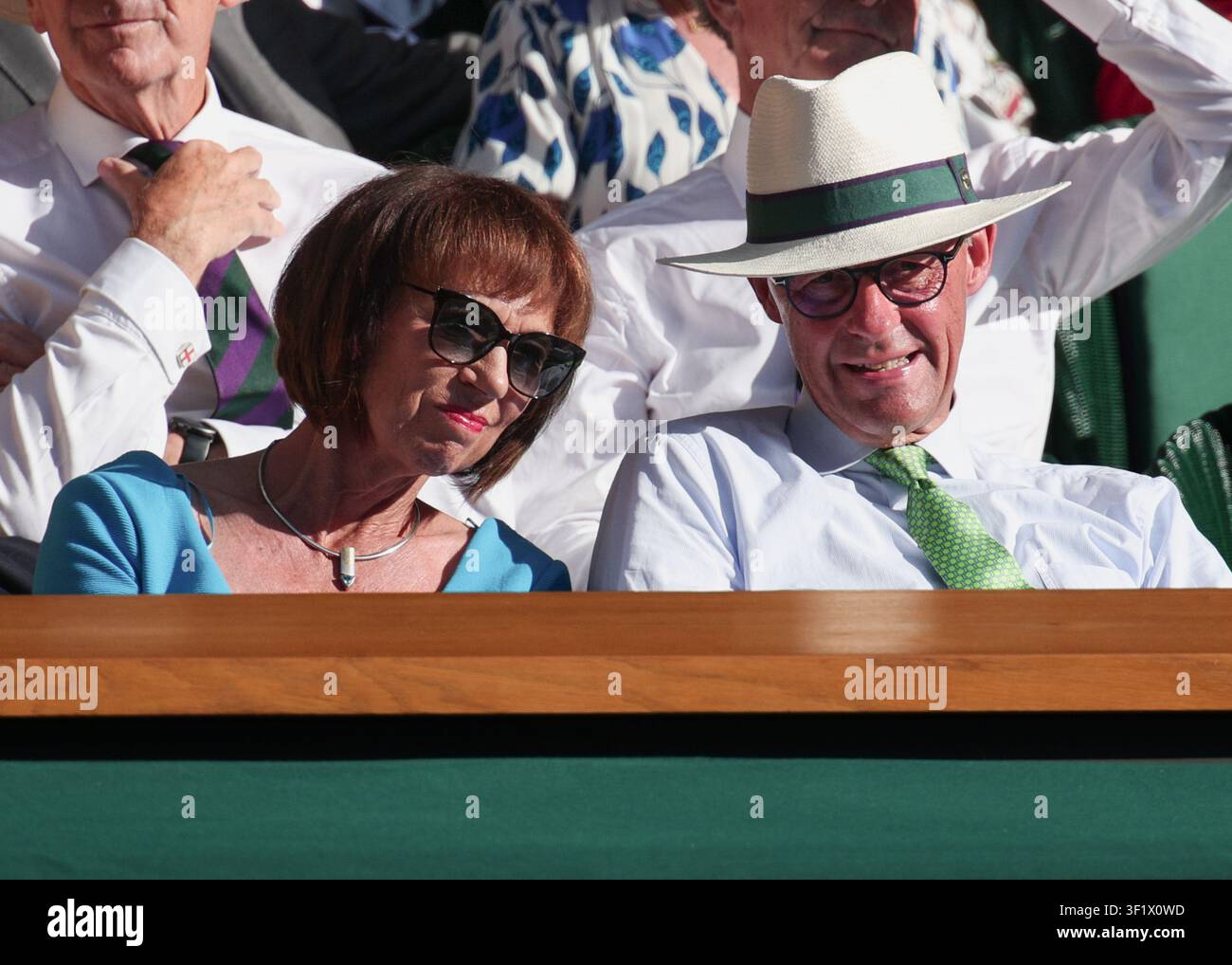 Le chancelier fédéral allemand Friedrich Merz et son épouse Charlotte assis dans le Royal Box pendant la finale simple messieurs des Championnats de Wimbledon de 2026, Banque D'Images
