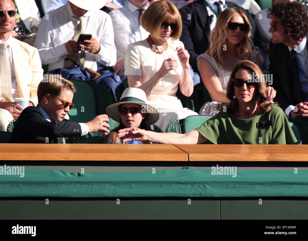 Catherine princesse de Galles donnant une boisson à son fils le prince George dans le Royal Box lors de la finale simple masculine des Championnats de Wimbledon 2026 Banque D'Images