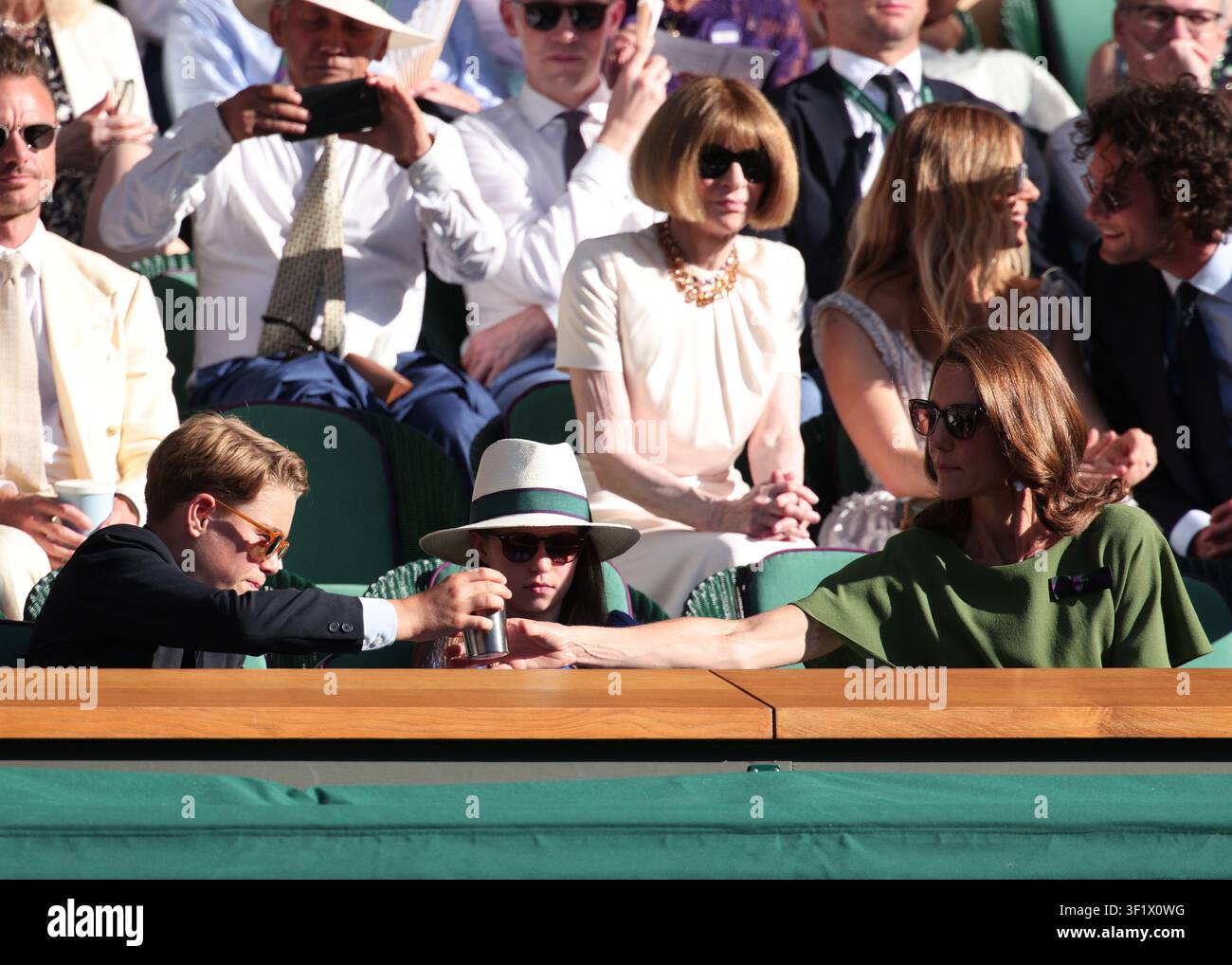Catherine princesse de Galles donnant une boisson à son fils le prince George dans le Royal Box lors de la finale simple masculine des Championnats de Wimbledon 2026 Banque D'Images