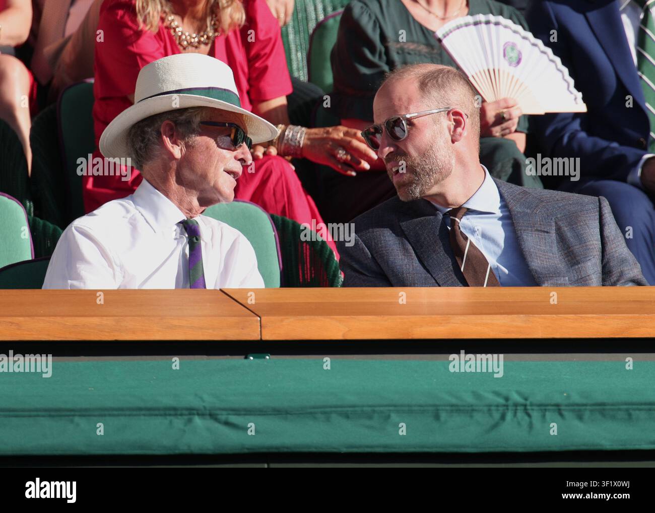 Le prince William et Mark Precious discutant dans le Royal Box pendant la finale simple masculine des Championnats de Wimbledon 2026, Wimbledon, Londres, Angleterre Banque D'Images