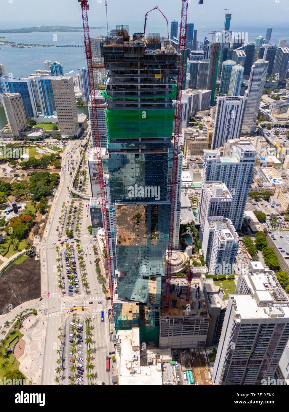 Miami, FL, États-Unis - 14 juillet 2026 : tour de construction du Waldorf Astoria Hotel and Residences Miami Banque D'Images