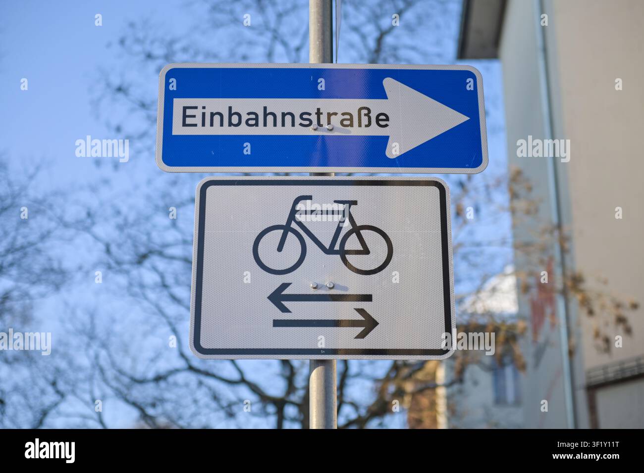 Panneau, rue à sens unique, circulation cyclable dans les deux sens, Neukölln, Berlin, Allemagne Banque D'Images
