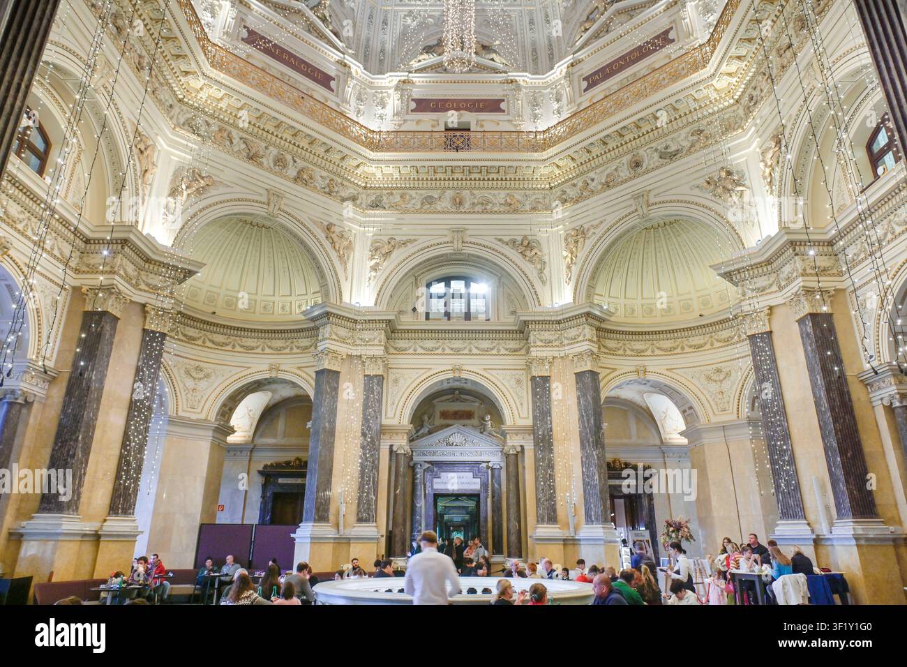 Restaurant, Grande Rotonde, Musée d'histoire naturelle, Burgring, Vienne, Autriche Banque D'Images