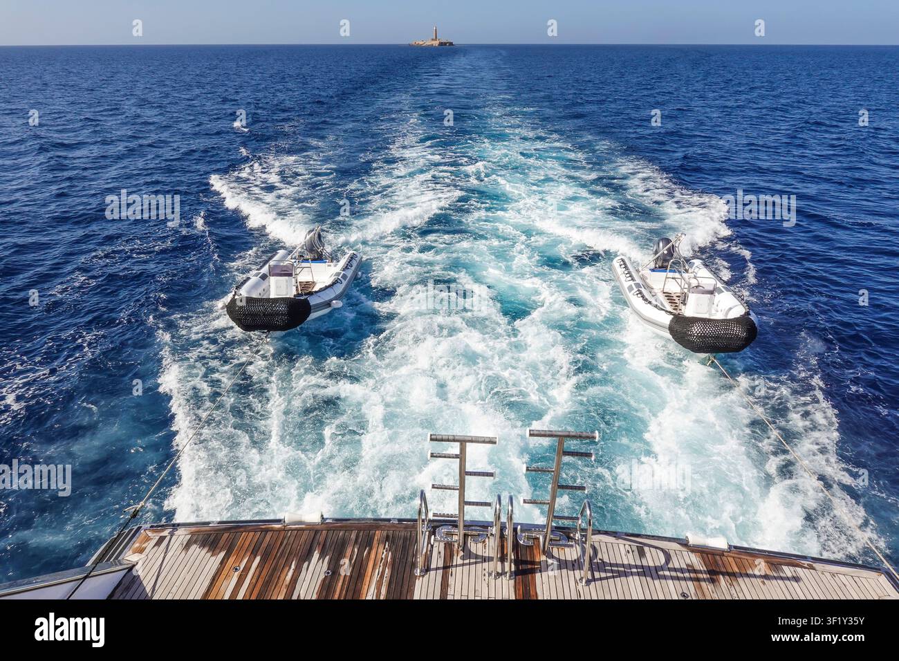 Bateaux gonflables, Zodiacs, poupe, vagues, propulsion, bateau de plongée Grand Discovery, mer Rouge, Égypte Banque D'Images