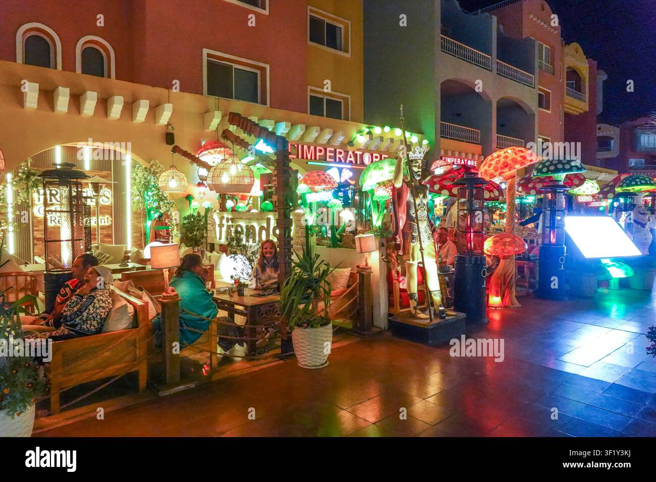 Bar, restaurant, marina, promenade, Hurghada, Égypte Banque D'Images